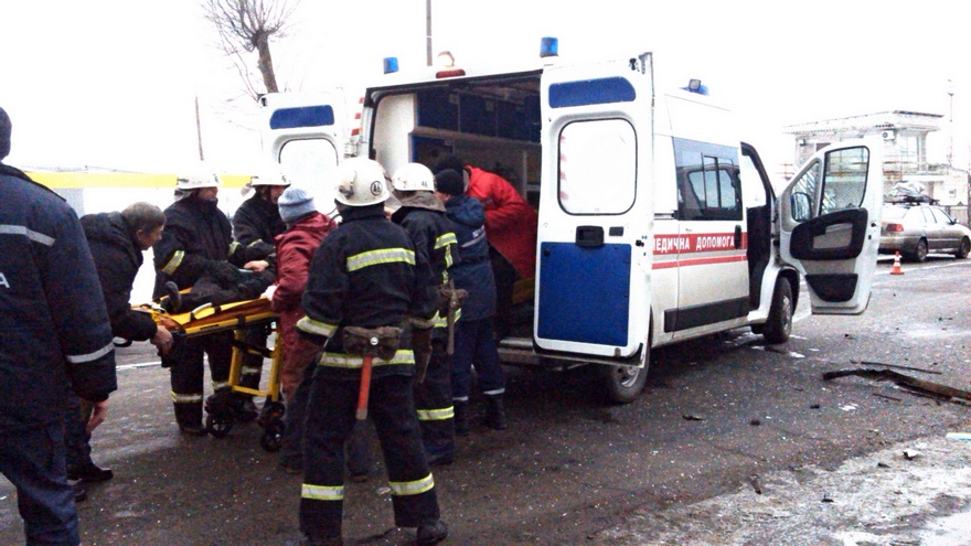 В Запорожской области перевернулся «BMW» с пассажирами: спасателям пришлось вырезать ребенка из авто - ФОТО