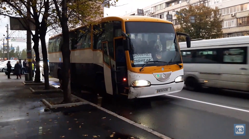 В Запорожье пассажирский автобус влетел в иномарку - ВИДЕО