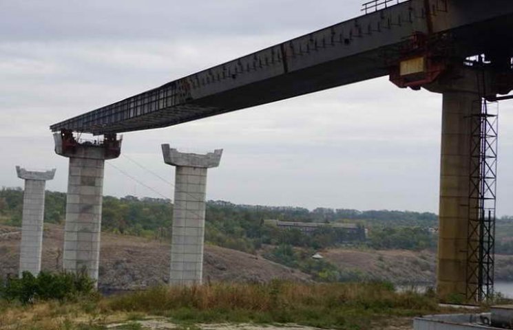 В Запорожье из-за аварийной ситуации возобновилось строительство многострадальных мостов через реку Днепр