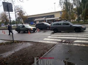 В Запорожье на пешеходном переходе столкнулись легковушки - ФОТО