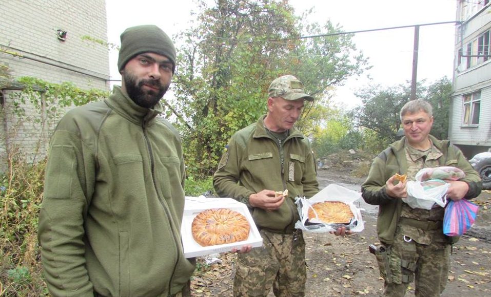 Запорожские волонтеры передали на передовую для бойцов ВСУ одежду, продукты и теплые вещи - ФОТО