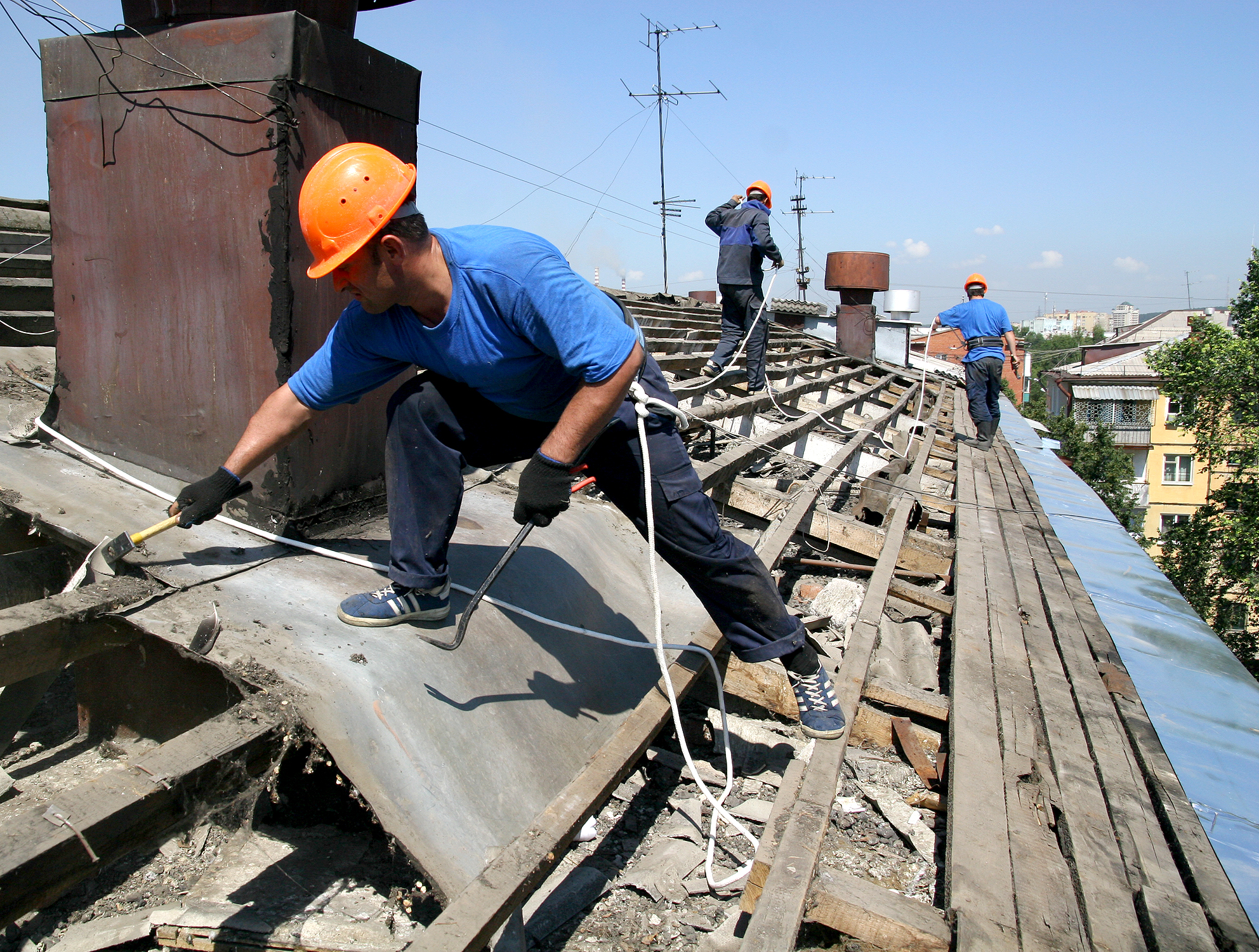 Жители одного из домов Запорожья жалуются на протекающую после ремонта крышу
