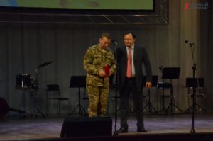 В Запорожье поздравили и наградили защитников Украины - ФОТО