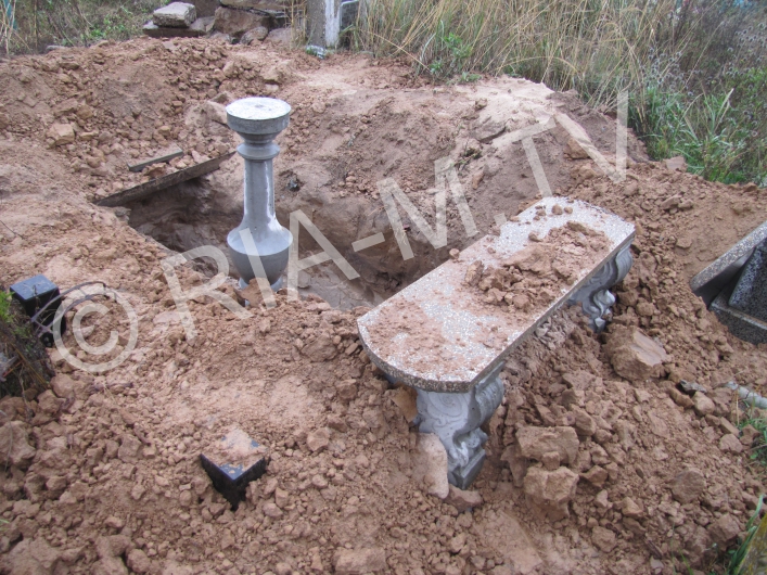 В Запорожской области на кладбище раскопали могилу - ФОТО