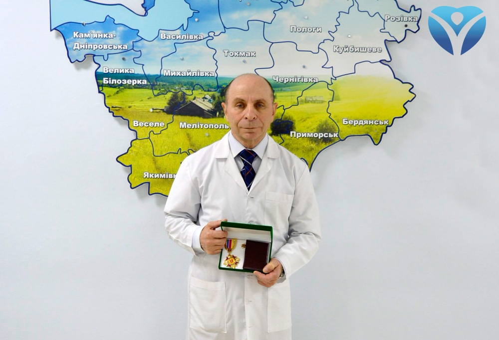 Заведующий отделением микрохирургии ЛОР-органов Запорожской облбольницы получил заслуженную награду