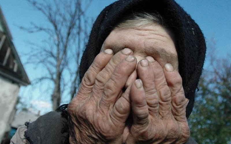 В Запорожской области двое злоумышленников поглумились над 83-летней пенсионеркой