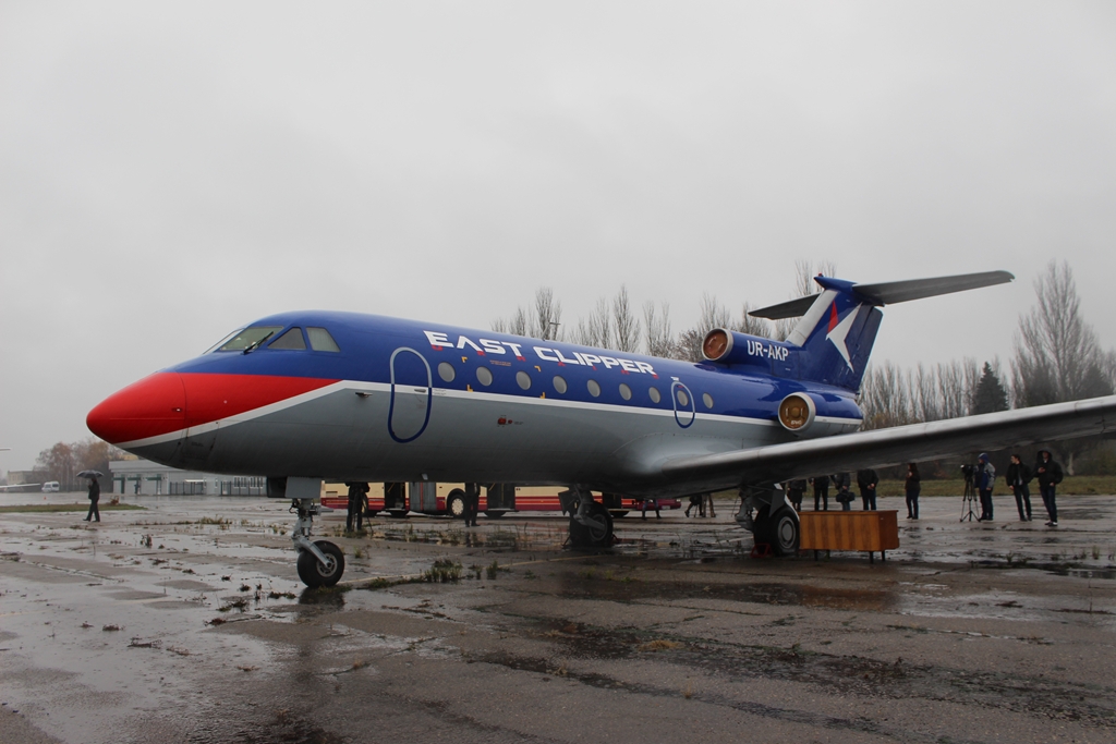 В аэропорту Запорожья летной академии передали конфискованный самолет - ФОТО
