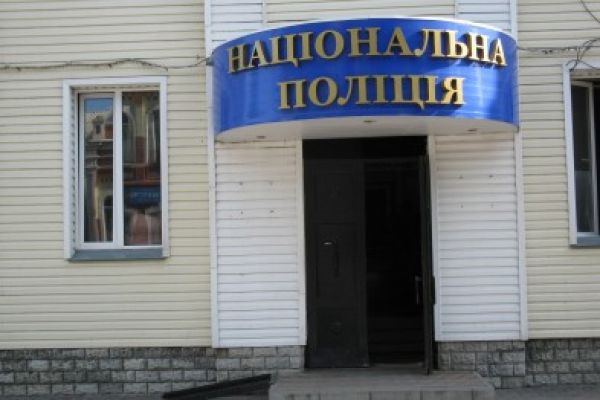 В Запорожской области женщина сходила в туалет под окнами полиции