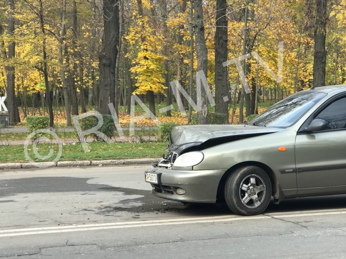 В Запорожской области на центральном проспекте разбилась легковушка - ФОТО