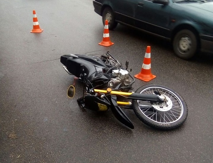 В одному з районів Запоріжжя легковик збив мотоцикліста - ФОТО