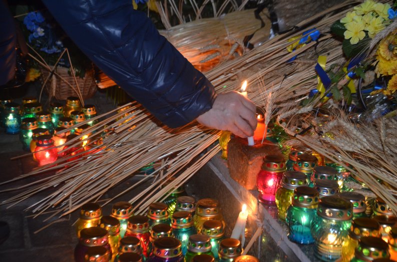 Сотни лампадок и букеты цветов: в Запорожье почтили память жертв Голодомора - ФОТО, ВИДЕО
