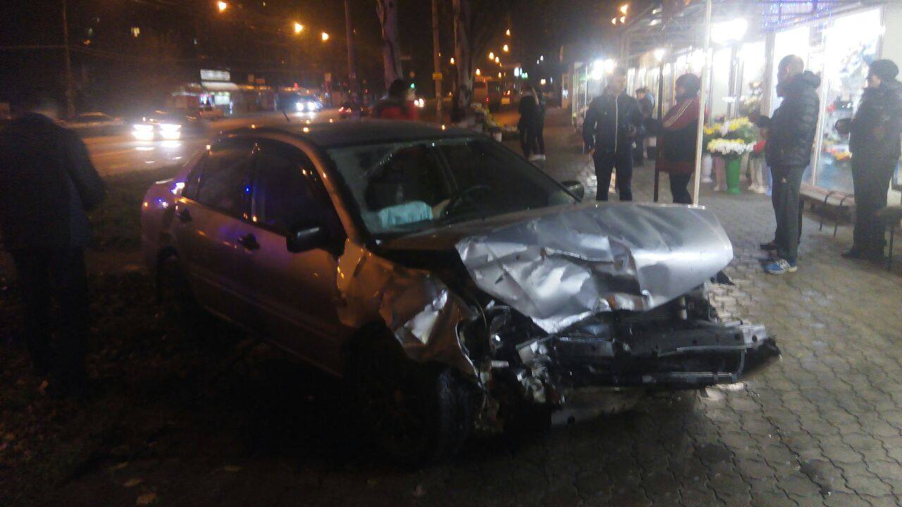 В Запорожье столкнулись две легковушки: от удара один из автомобилей  едва не «влетел» в киоск - ФОТО