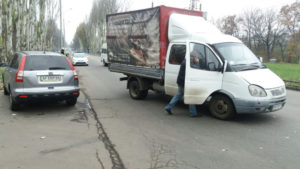 В Запорожье легковушка столкнулась с грузовиком - ФОТО