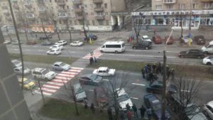 В центре Запорожья на пешеходном переходе легковушка сбила двоих детей - ФОТО