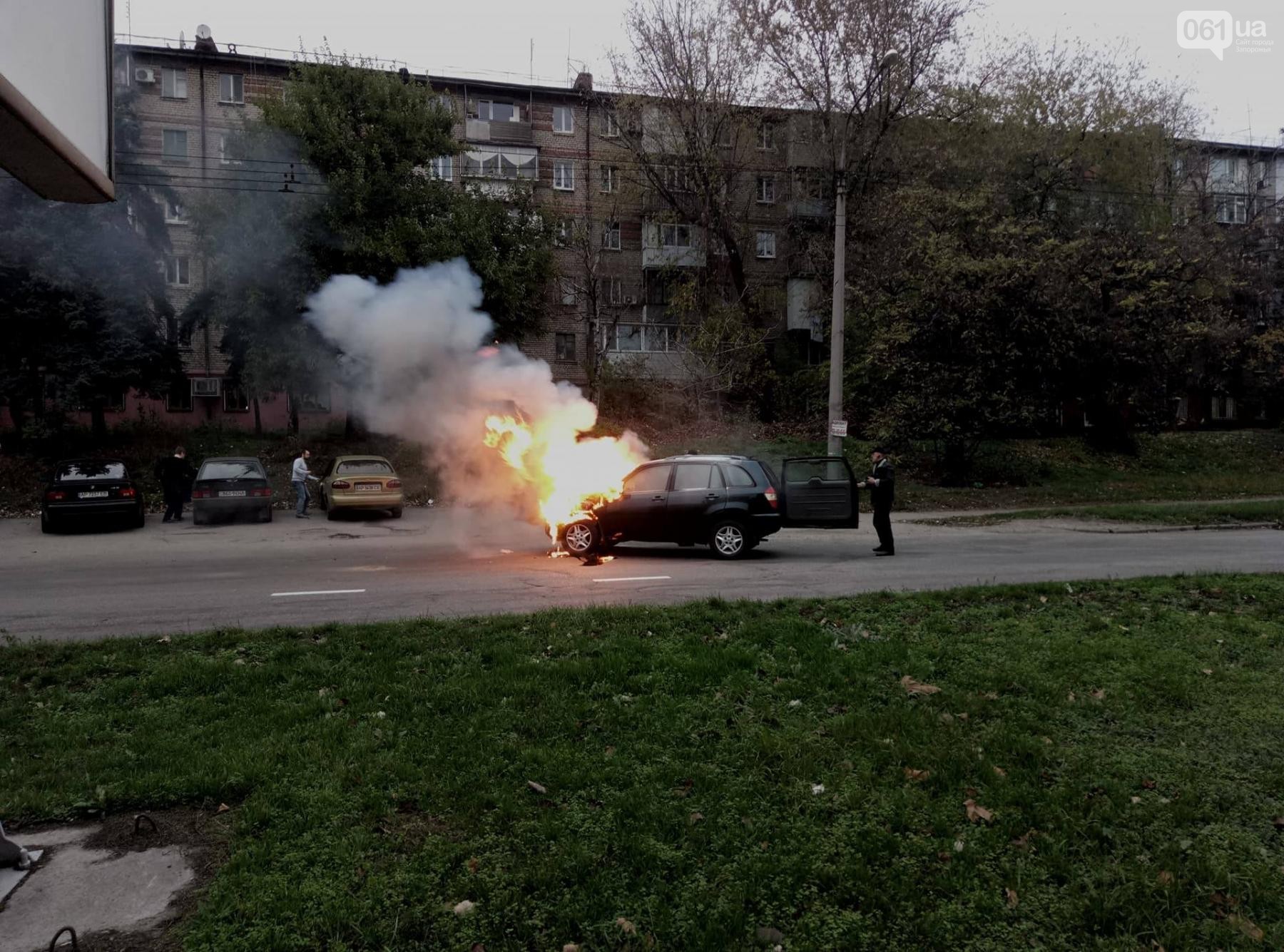 В Запорожье посреди дороги сгорела машина - ФОТО