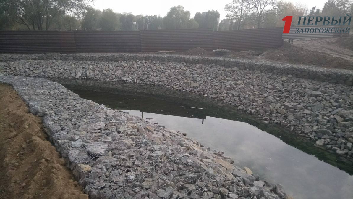 В Запорожье на «Радуге» подрядчики закончили работы над озером в новом парке - ФОТО