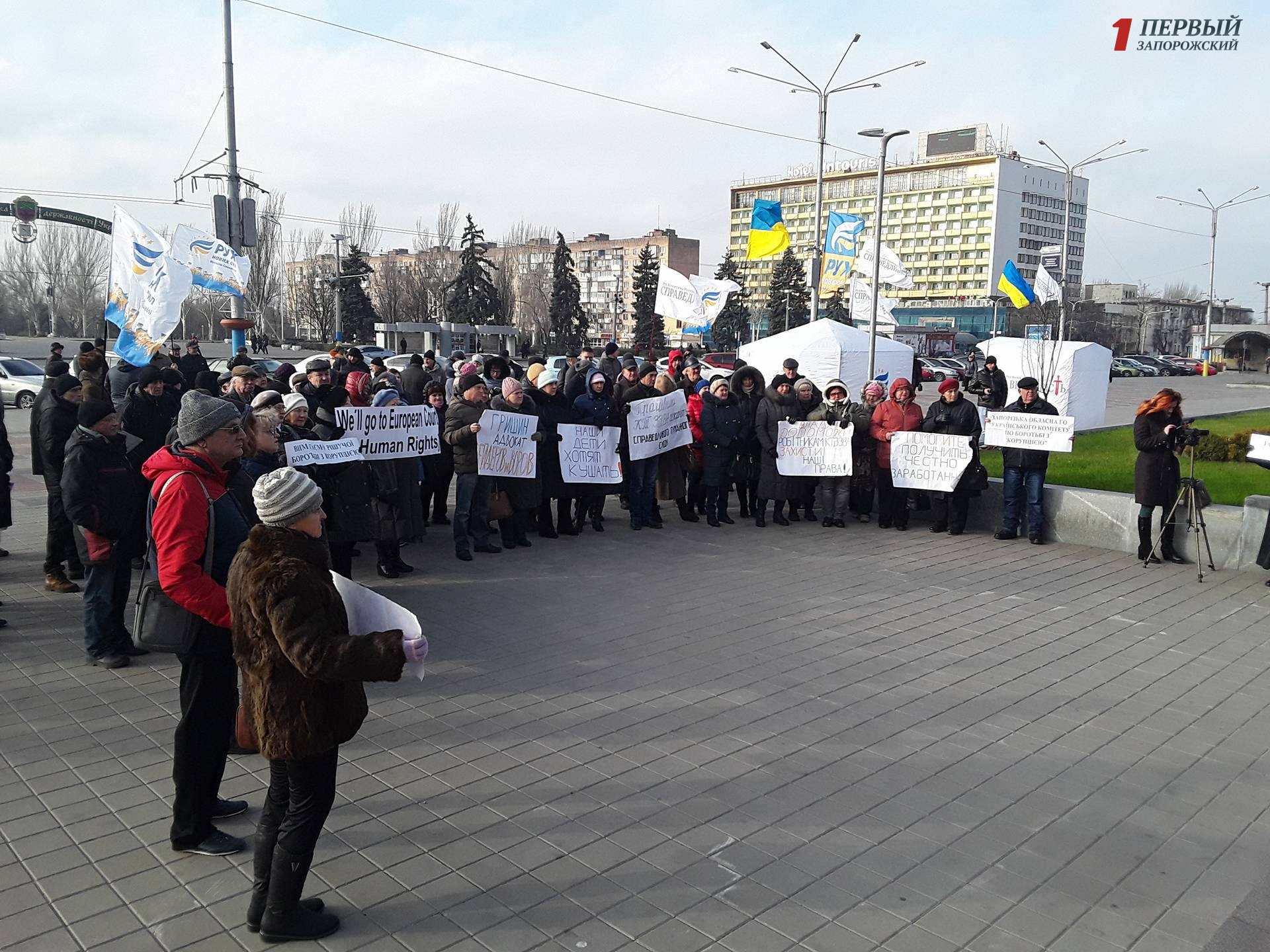 В Запорожье обиженные сотрудники завода снова вышли на митинг под стенами ОГА  - ФОТО