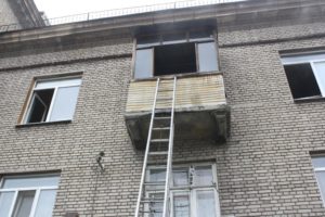 В центре Запорожья в многоэтажке горела квартира - ФОТО