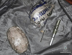 В Запорожской области полицейские устроили облаву на мужчину, который прятал дома боеприпасы и наркотики - ФОТО