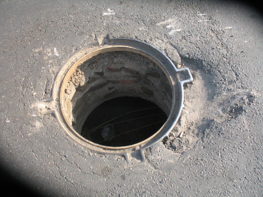 В Запорожской области дети ежедневно рискуют провалиться в люк из-за массовой кражи канализационных крышек