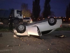 В Запорожье на Набережной в тройном ДТП перевернулся автомобиль: есть пострадавшие - ФОТО