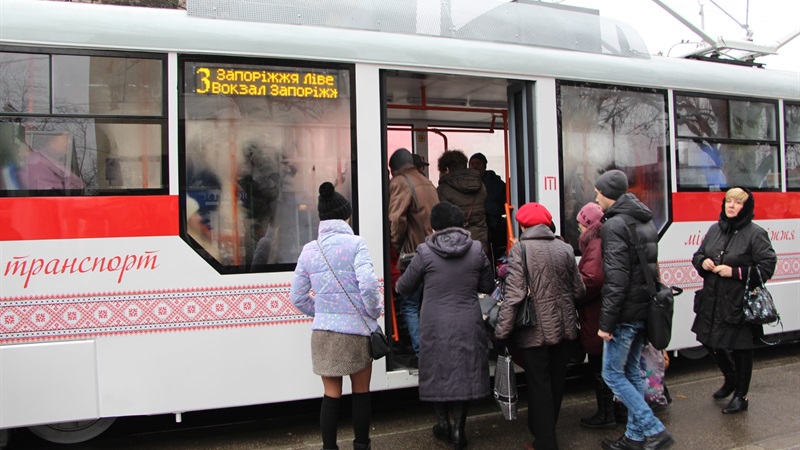 Сегодня на линию вышел третий трамвай, собранный в Запорожье - ФОТО