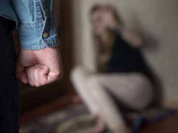 В Запорожской области мужчина изнасиловал девушку и подарил жертве свой мобильный телефон