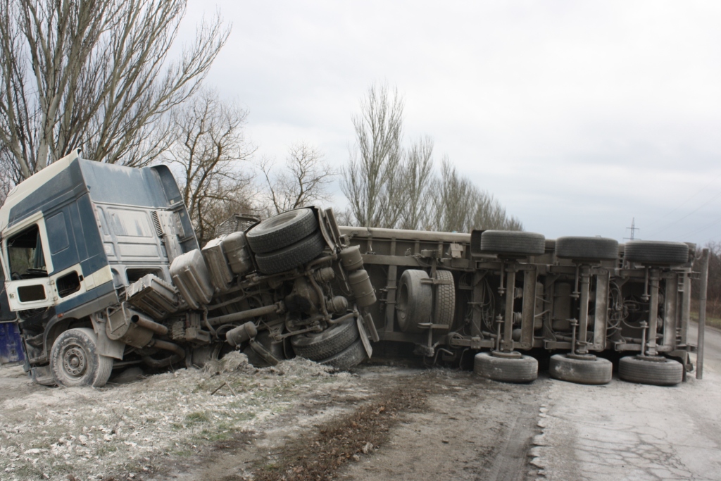 В Запорожском районе перевернулся грузовик, перевозивший 20 тонн извести - ФОТО