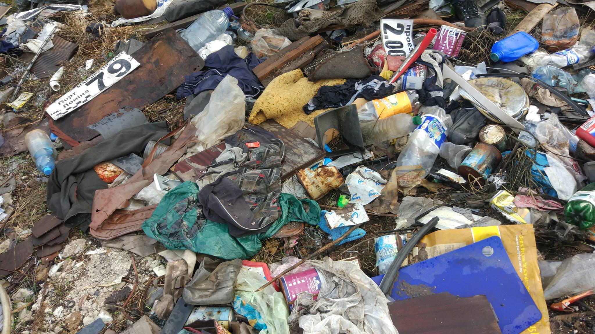 В заповедной зоне на острове Хортица неизвестные оставили огромную свалку мусора - ФОТО