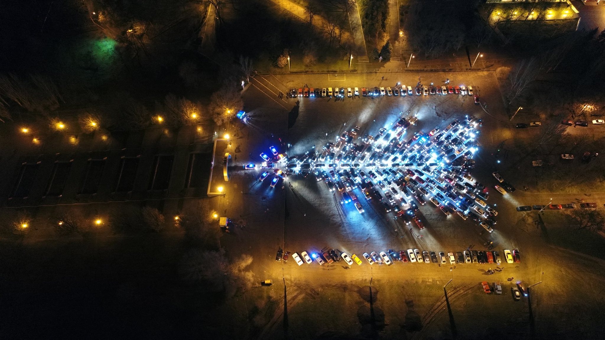 В Запорожье побили рекорд Украины, создав самую большую елку из автомобилей – ФОТО, ВИДЕО
