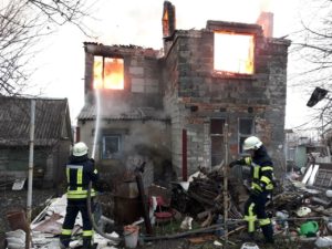 В Запорожье пожар в двухэтажном доме тушили одиннадцать спасателей – ФОТО
