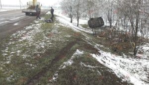 В Запорожской области из-за скользкой дороги перевернулся автомобиль: есть пострадавший - ФОТО