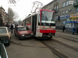В Запорожье легковушка врезалась в новый трамвай - ФОТО
