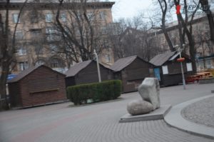 В Запорожье монтируют новогодний городок на площади Маяковского - ФОТО