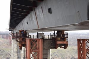В Запорожье активизировалась стройка на мостах-недостроях: подрядчики обещают соединить еще 86 метров конструкции