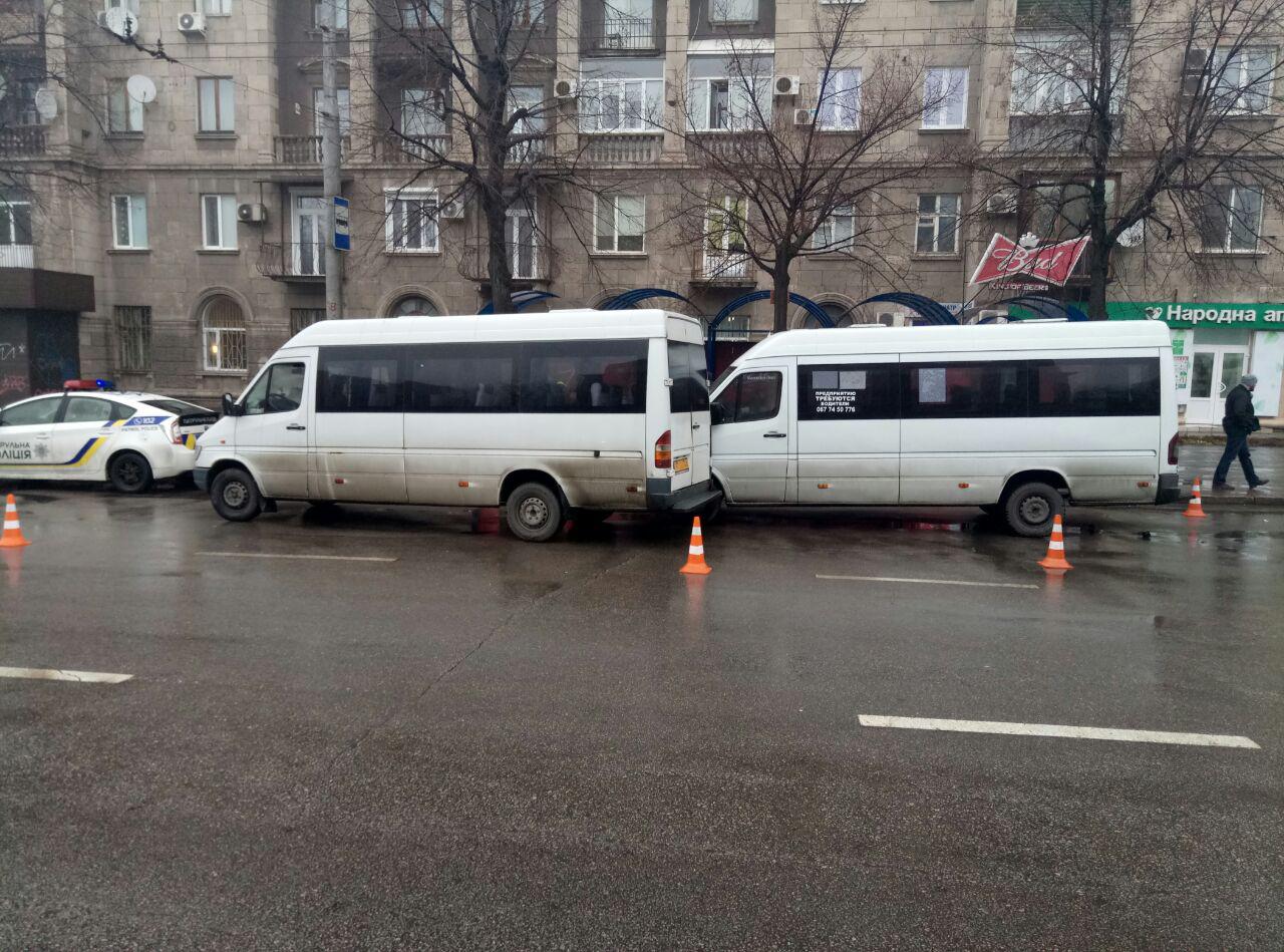В Запорожье столкнулись две маршрутки с пассажирами - ФОТО