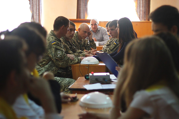 Мэр Запорожья распорядился проводить в школах викторины и брейн-ринги, посвященные истории Вооруженных Сил Украины