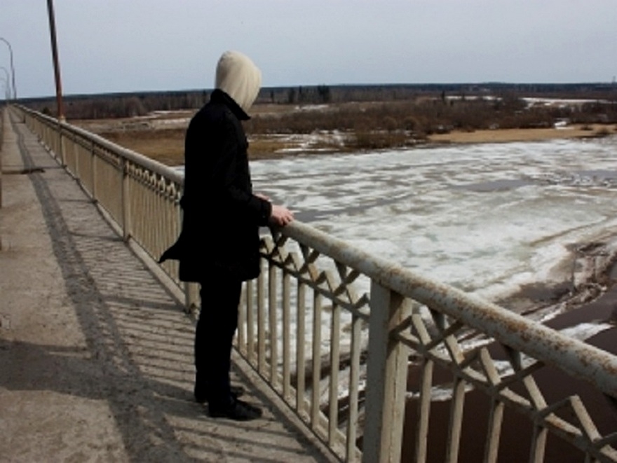 В Запорожье мужчина едва не спрыгнул с моста Преображенского: на последних секундах его спасли полицейские - ВИДЕО