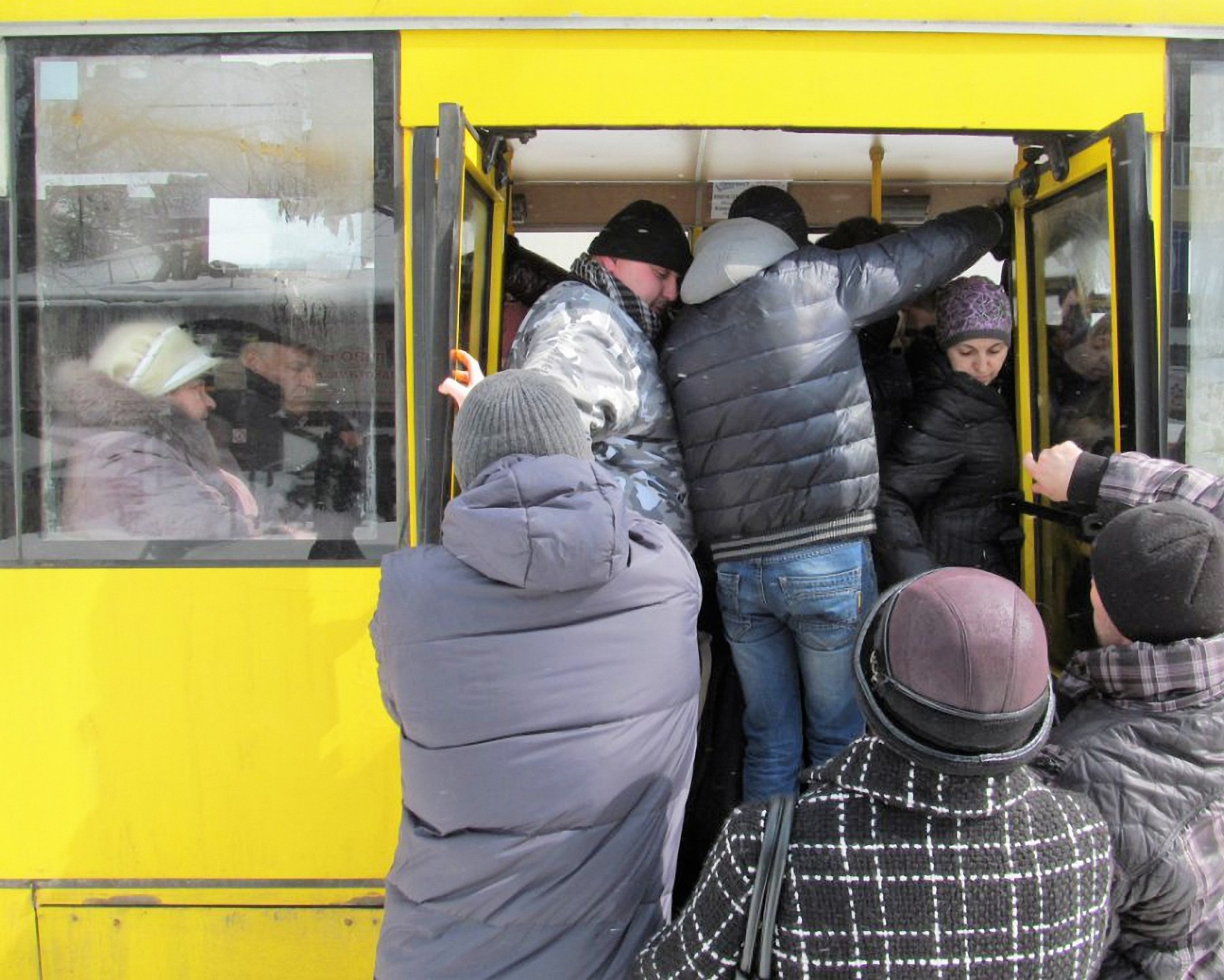 Запорожцы не могут добраться на работу в час пик на общественном транспорте