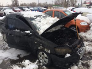 В Запорожье на автостоянке сгорела иномарка - ФОТО