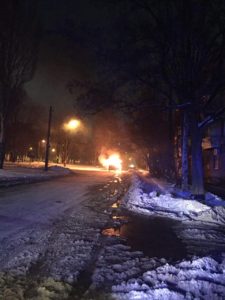 В Запорожье водитель успел выбраться из горящего авто - ФОТО