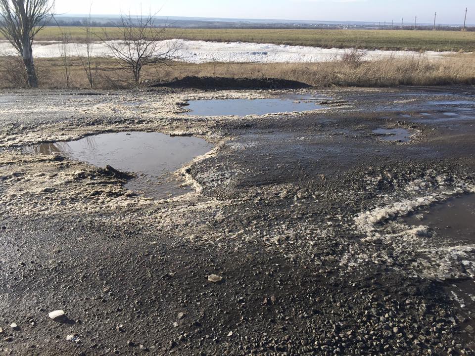 «Грешно называть это участком дороги - это кошмар», - запорожские автомобилисты возмущены состоянием дорог в области