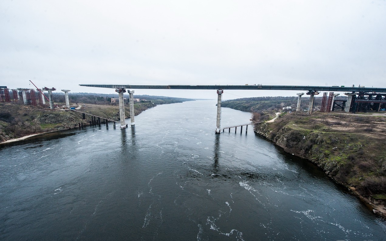 В Запорожье продолжается строительство мостов через Днепр: уже смонтировано 93 тонны металлоконструкций - ФОТО