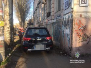 В Запорожье патрульные эвакуировали внедорожник, припаркованный прямо на тротуаре - ФОТО