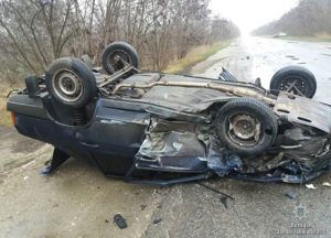 В Запорожской области перевернулся автомобиль в ДТП: пострадала беременная женщина - ФОТО