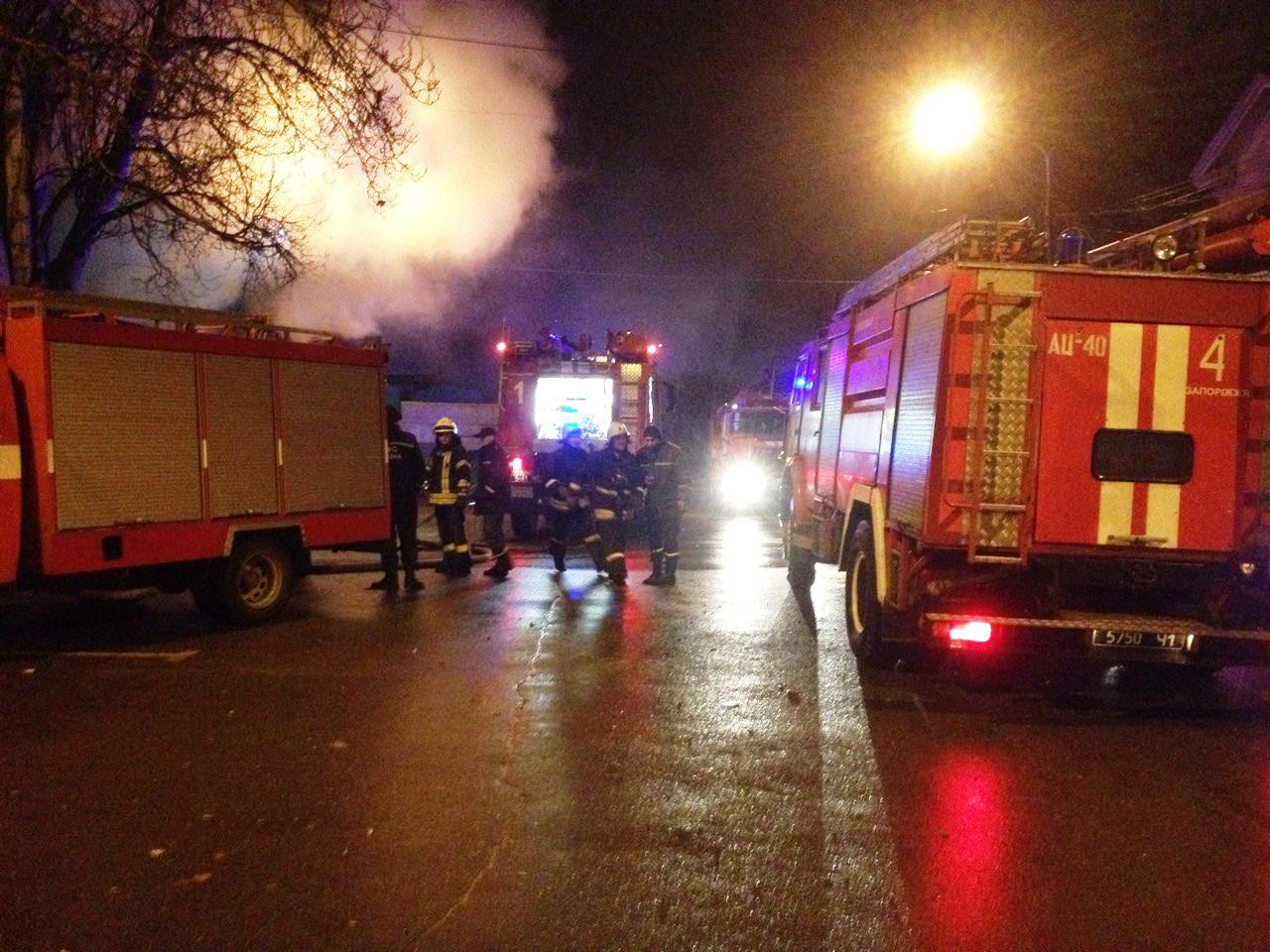 В Запорожье 25 спасателей тушили пожар в магазине на Центральном рынке - ФОТО