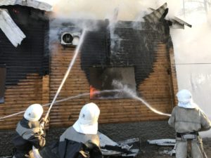 В области горел двухэтажный деревянный коттедж: есть пострадавшая - ФОТО, ВИДЕО