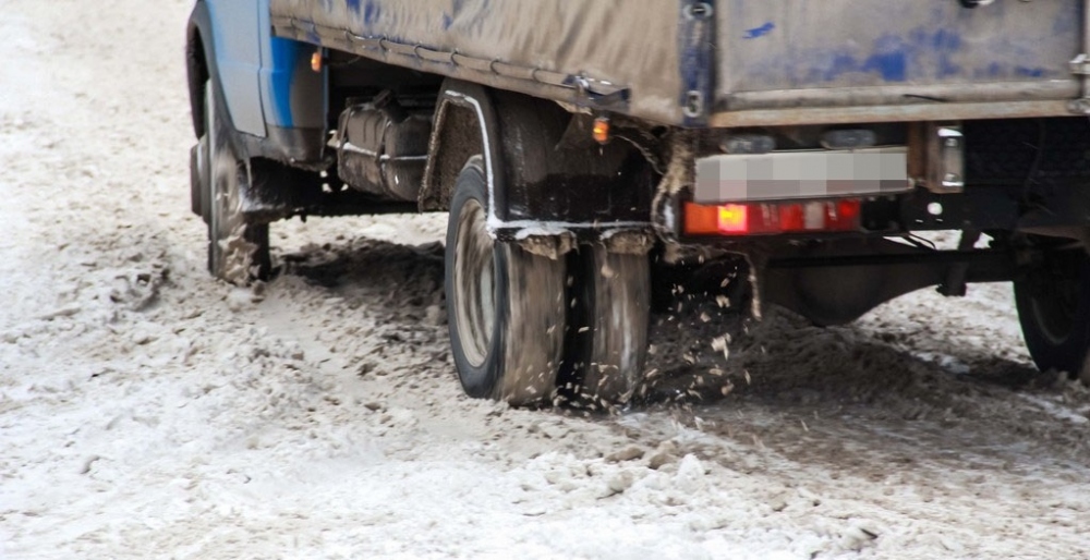 В Запорожской области грузовик застрял в снежном сугробе