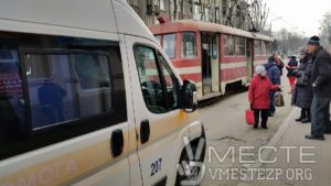 В Запорожье в трамвае умер мужчина - ФОТО