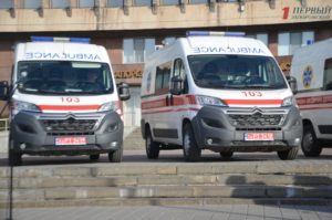 Областная власть торжественно передала в районы автомобили скорой помощи и мусоровозы - ФОТО